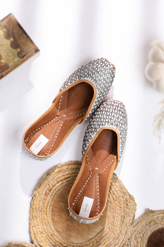 Kriti Sanon in Noor Juttis