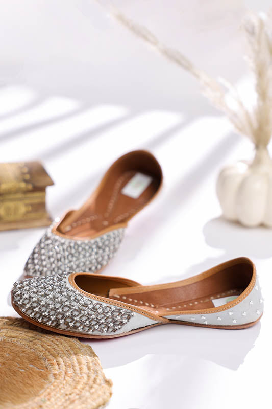 Kriti Sanon in Noor Juttis